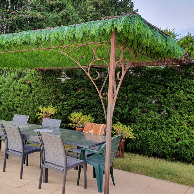 mur-vegetal-exterieur-terrasse-table-carree